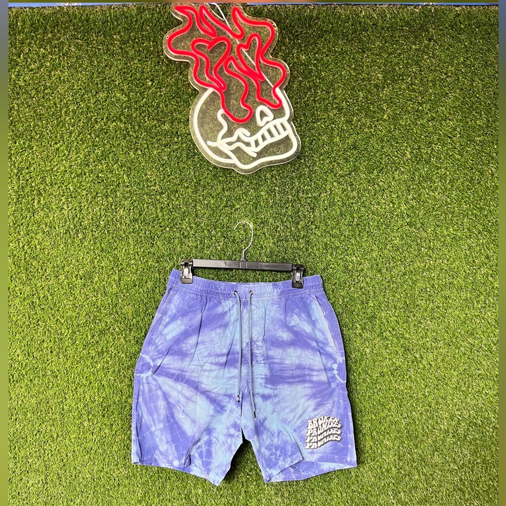 BROKEN PROMISES CO TIE DYE SHORTS
Size Medium- Fits True to Size
10/10 Condition
